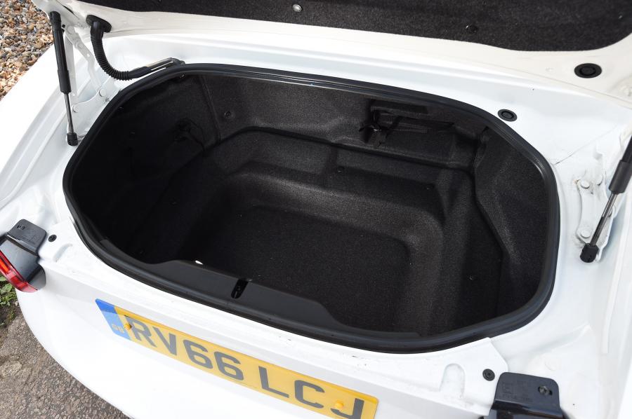  Fiat 124 Spider  2016 года  (UK) (фото 22 из 37)